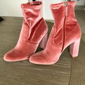 Steve Madden Velvet Ankle Boot. Size 9.5 M, in dusty brown. Like New.